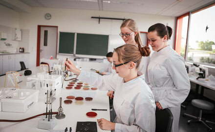 Abbildung Medizinische/r Technologin und Technologe für Laboratoriumsanalytik