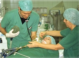 Der Anästhesist prüft die korrekte Lage des Tubus